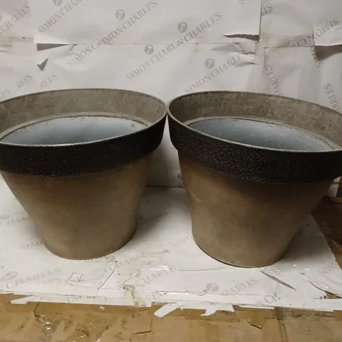 PAIR OF DIABLO ROUND PLANTERS - BROWN