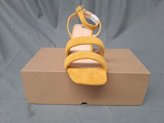 BOXED PAIR OF V BY VERY OPEN TOE BLOCK HEEL SANDALS IN YELLOW SIZE 7