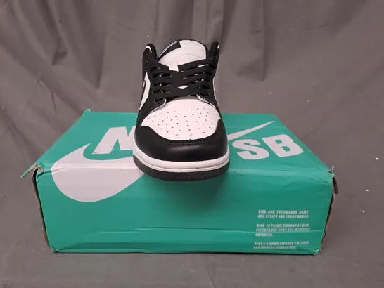 BOXED PAIR OF NIKE SB SHOES IN BLACK/WHITE UK SIZE 8