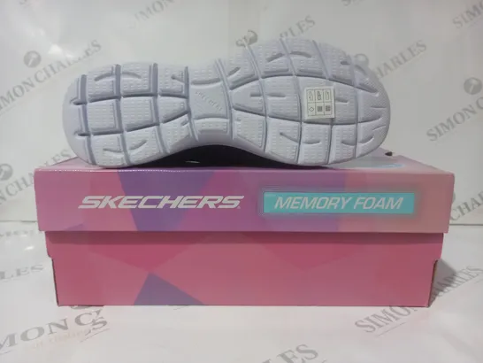 BOXED PAIR OF SKECHERS TRAINERS IN BLACK/CYAN/PINK SIZE 6