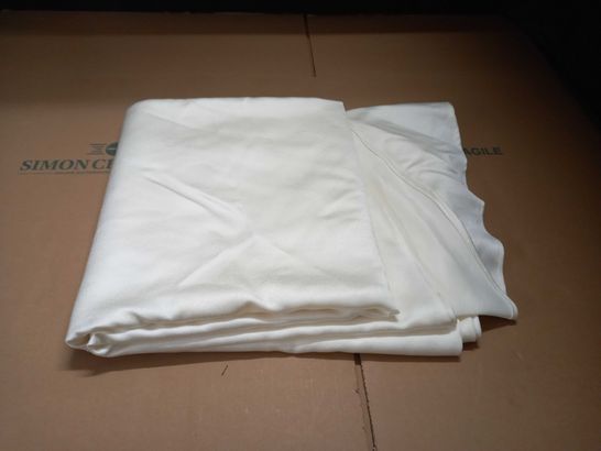 LOT OF 5 IVORY 120CM ROUND TABLECLOTHS