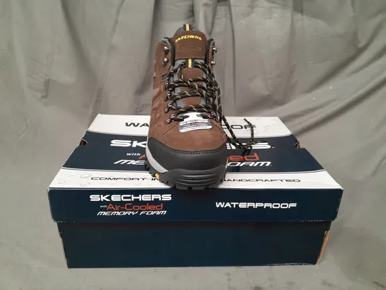 BOXED PAIR OF SKECHERS WATERPROOF ANKLE BOOTS IN BROWN UK SIZE 10.5