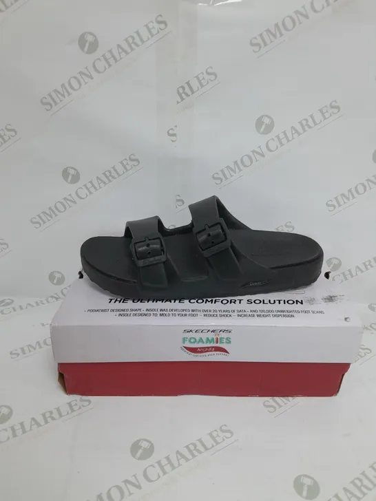 BOXED PAIR OF SKETCHERS ARCH FIT FOAMIES BLACK SIZE 8 SANDAL 