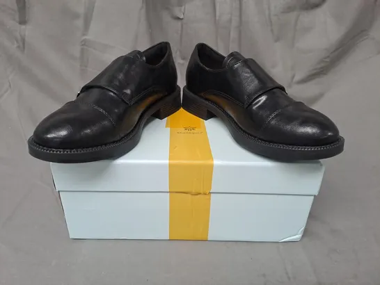 BOXED PAIR OF DESIGNER SHOES IN BLACK EU SIZE 38