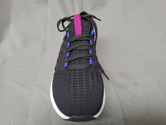 PAIR OF UNDER ARMOUR HOVR SHOES IN BLACK/PURPLE UK SIZE 6