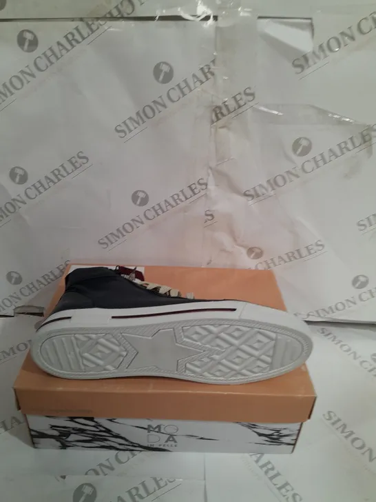 BOXED MODA FEROZI NAVY LEATHER TRAINERS SIZE 40