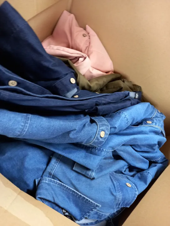 BOX OF APPROXIMATELY 20 DENIM TO INCLUDE BLACK, PINK, WHITE ETC