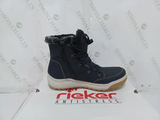 BOXED PAIR OF RIEKER WATER RESISTANT WARM LINED HIKING BOOTS IN NAVY - SIZE 7.5