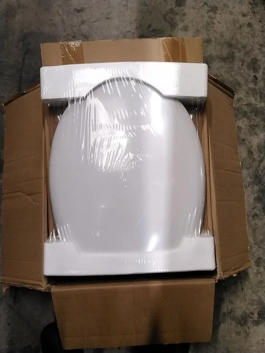 A BOX OF 4 BOXED TOILET SEATS IN WHITE