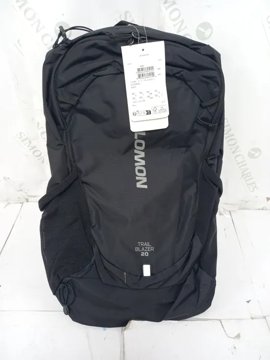 SALOMON TRAIL BLAZER 20 BAG IN BLACK