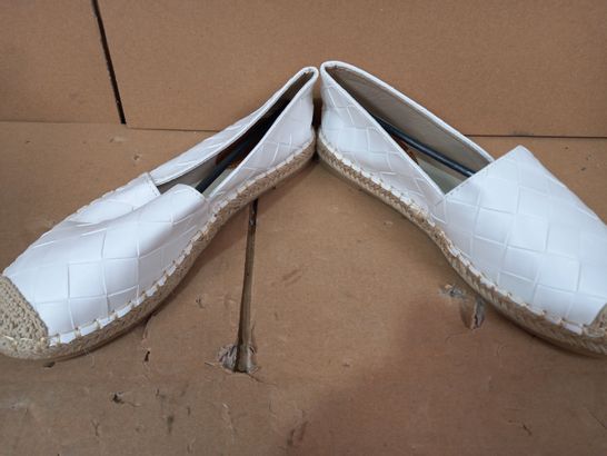 BOXED PAIR OF DESIGNER FOOTWEAR IN WHITE/TAN UK SIZE 8