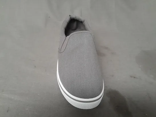 BOXED PAIR OF URBAN JACKS SLIP-ON SHOES IN GREY SIZE 9