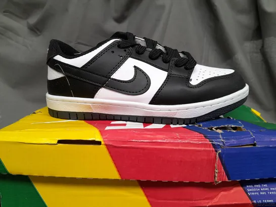 BOXED NIKE PANDA DUNKS - EU 39