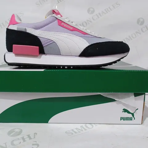 BOXED PAIR OF PUMA FUTURE RIDER PLAY ON TRAINERS IN VIOLET/PINK/WHITE UK SIZE 5