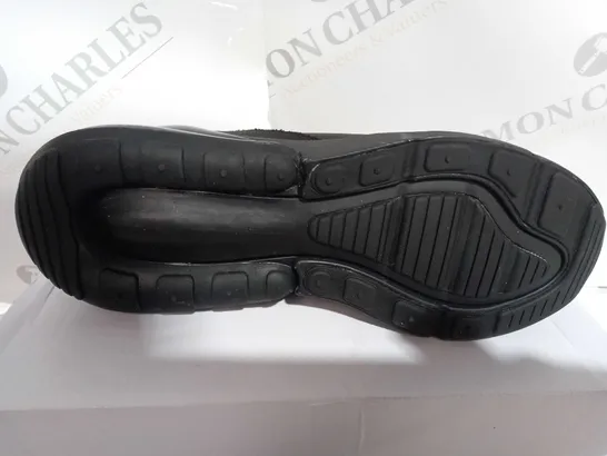 BOXEDC PAIR OF NIKE SHIOES IN BLACK SIZE 6 