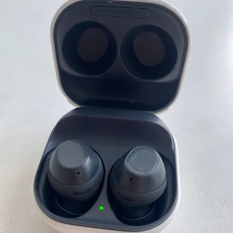 PAIR OF SAMSUNG EARBUDS WITH CHARGING CASE 