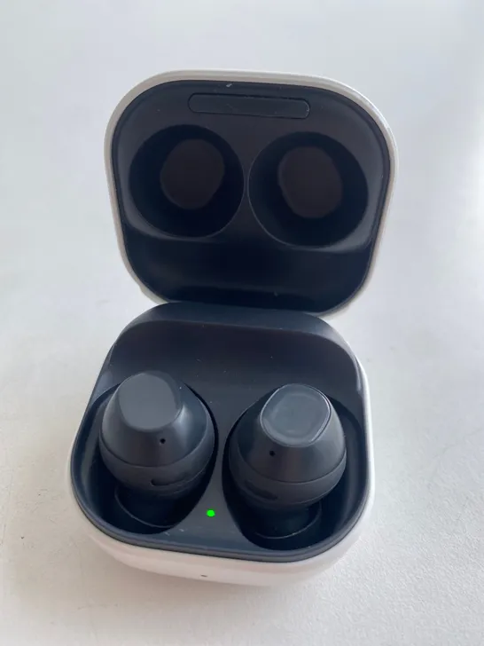 PAIR OF SAMSUNG EARBUDS WITH CHARGING CASE 