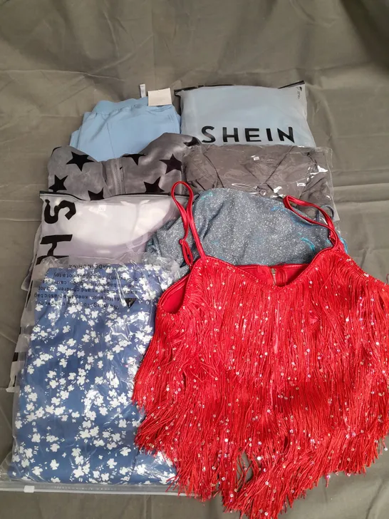 BOX OF APPROXIMATELY 25 ASSORTED CLOTHING ITEMS TO INCLUDE - SHIRT, DRESS, JEANS ETC