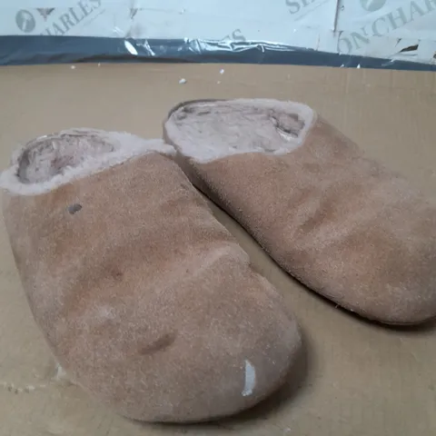 BOXED PAIR OF EMU MONCH CLOG SHOES IN CAMEL SIZE 7