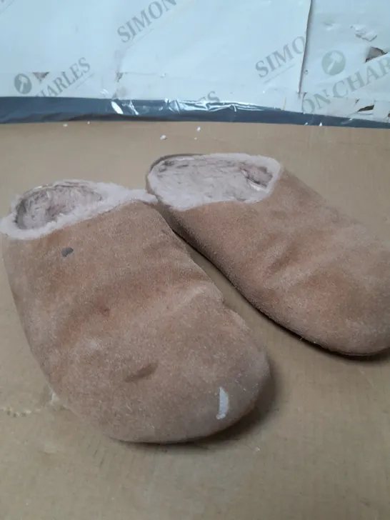 BOXED PAIR OF EMU MONCH CLOG SHOES IN CAMEL SIZE 7