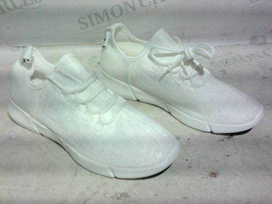 PAIR OF TRAINERS (WHITE, WITH LACED PATTERN), SIZE APPROX. 39 EU