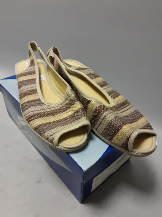 BOXED MIRAK CLASSIC OPEN TOE SLIP ON SANDLES IN BROWN SIZE 41