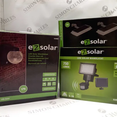 BOX OF 3 ASSORTED LIGHT FITTINGS TO INCLUDE LED SOLAR WALL LIGHT, LED SOLAR GUTTER LIGHTS, LED SOLAR CRACKLE GLASS LIGHT