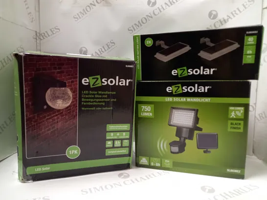 BOX OF 3 ASSORTED LIGHT FITTINGS TO INCLUDE LED SOLAR WALL LIGHT, LED SOLAR GUTTER LIGHTS, LED SOLAR CRACKLE GLASS LIGHT