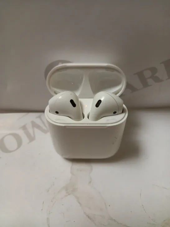 MISMATCHED APPLE AIRPODS 