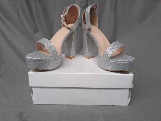 BOXED PAIR OF DESIGNER OPEN TOE HIGH BLOCK HEEL SANDALS IN SILVER W. GLITTER EFFECT EU SIZE 40