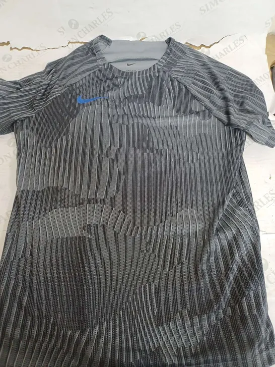 NIKE DRI FIT GREY T-SHIRT - LARGE