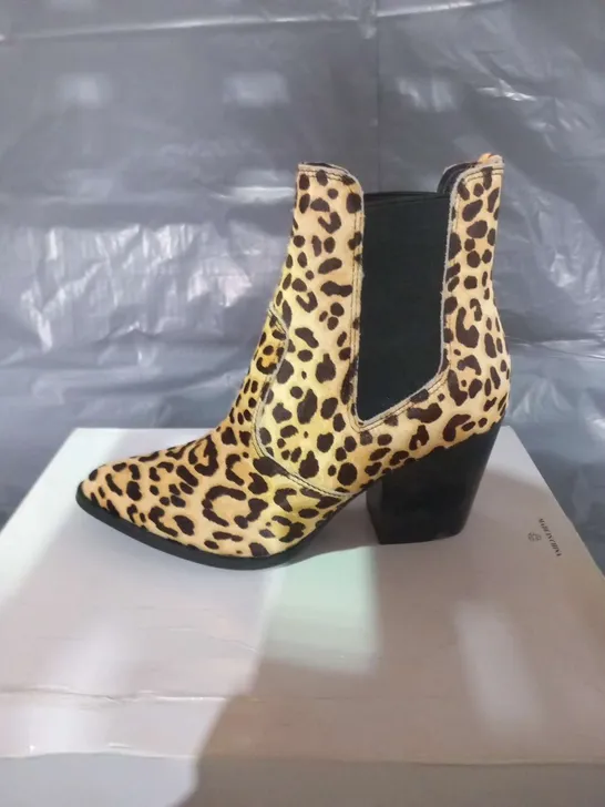 BOXED STEVE MADDEN PATRICIA BOOTS SIZE 3