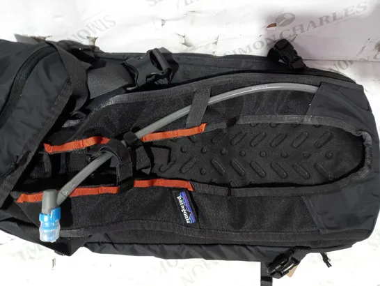 PATAGONIA DIRT ROAMER PACK IN INK BLACK SIZE L/XL (20L)