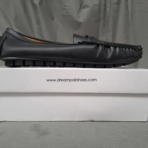 BOXED PAIR OF DREAM PAIRS SHOES IN BLACK EU SIZE 41