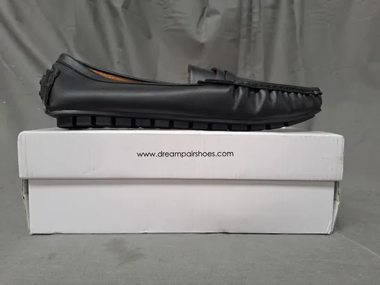 BOXED PAIR OF DREAM PAIRS SHOES IN BLACK EU SIZE 41