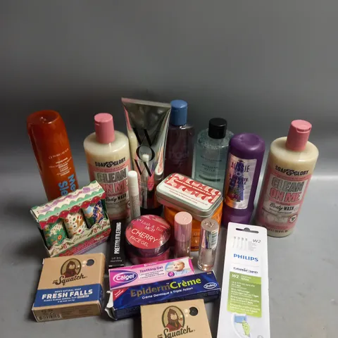 BOX OF APPROXIMATELY 20 COSMETIC ITEMS TO INCLUDE - DR SQUATCH SOAPS - PHILIPS DENTAL CARE - SOAP AND GLORY BODY WASH ETC 