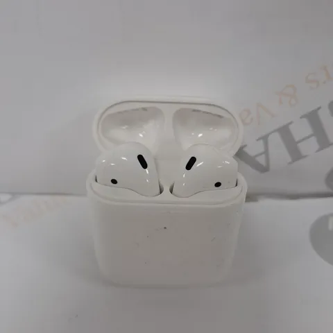 APPLE AIRPODS IN WHITE WITH CHARGING CASE 