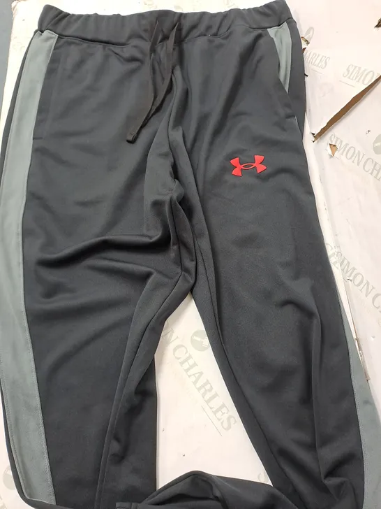 UNDER ARMOUR TRACKSUIT PANTS IN BLACK - LARGE