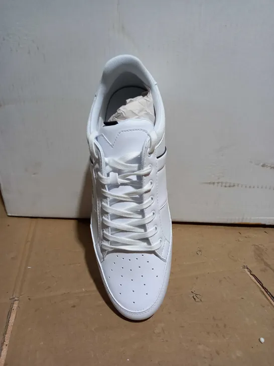 BOXED PAIR OF LACOSTE WHITYE TRAINERS UK SIZE 9