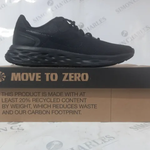 BOXED PAIR OF NIKE RUNNING SHOES IN BLACK UK SIZE 8