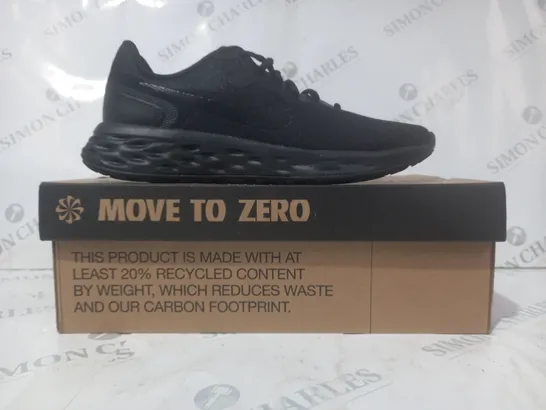 BOXED PAIR OF NIKE RUNNING SHOES IN BLACK UK SIZE 8