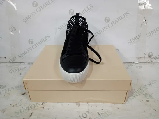 BOXED PAIR OF HOGL LEATHER SHOES W. MESH IN BLACK UK SIZE 6