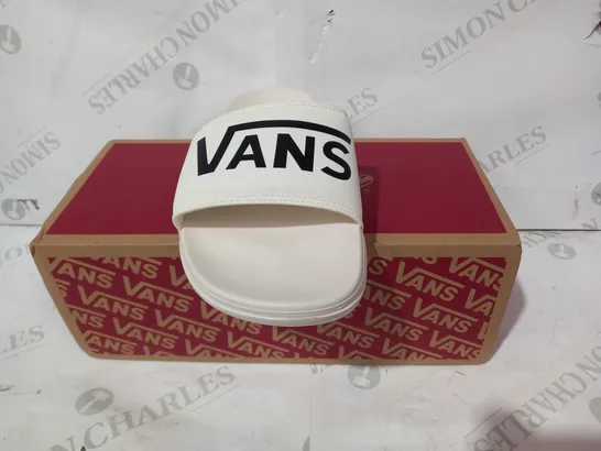 BOXED PAIR OF VANS OFF THE WALL SLIDERS IN CREAM UK SIZE 5.5