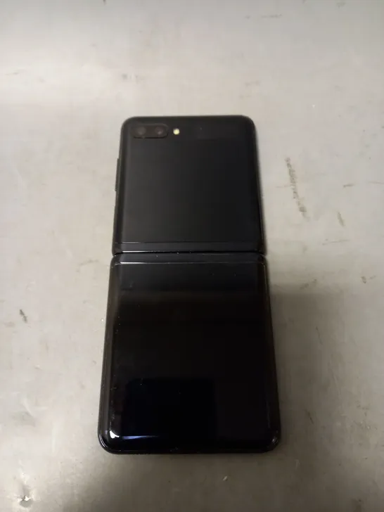 SAMSUNG GALAXY Z FLIP in black