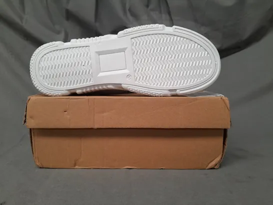 BOXED PAIR OF KAIDIYUAN SHOES IN WHITE EU SIZE 43