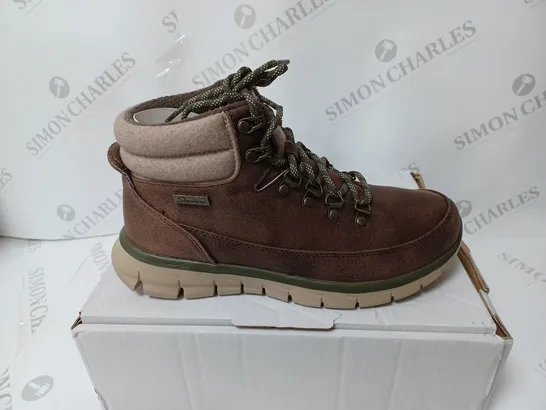 PAIR OF SKECHERS SYNERGY WARM BOOTS IN BROWN SIZE 5