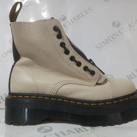 PAIR OF DR MARTENS ANKLE BOOTS IN CREAM UK SIZE 6