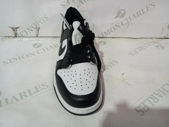 BOXED PAIR OF DESIGNER SHOES IN THE STYLE OF NIKE IN BLACK/WHITE UK SIZE 6.5