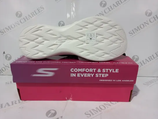 BOXED PAIR OF SKECHERS GO WALK T-STRAP SANDALS IN NAVY UK SIZE 7