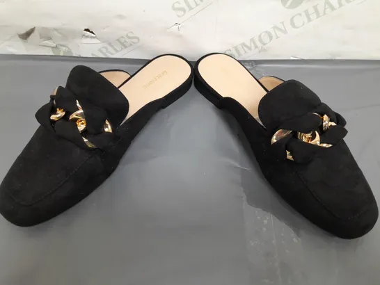 BOXED PAIR OF GRACELAND SLIP-ON SHOES IN BLACK W. GOLD EFFECT DETAIL UK SIZE 4